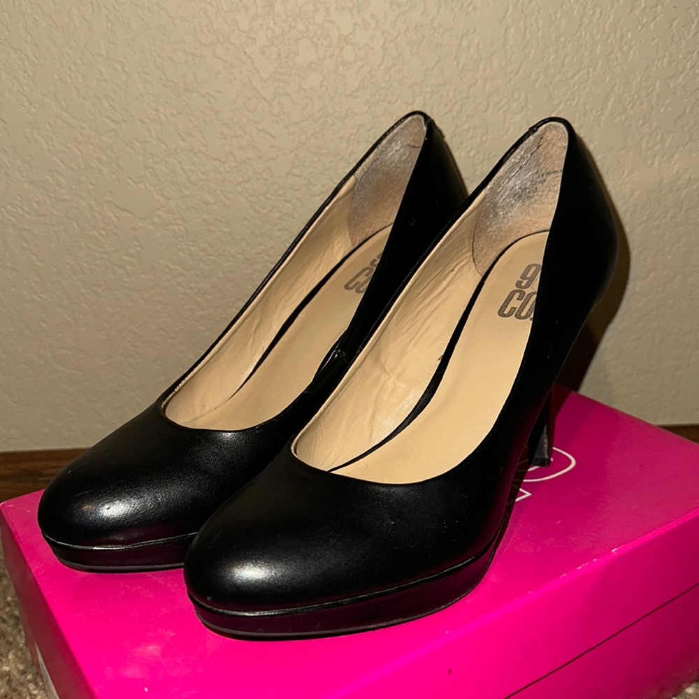 Black pumps